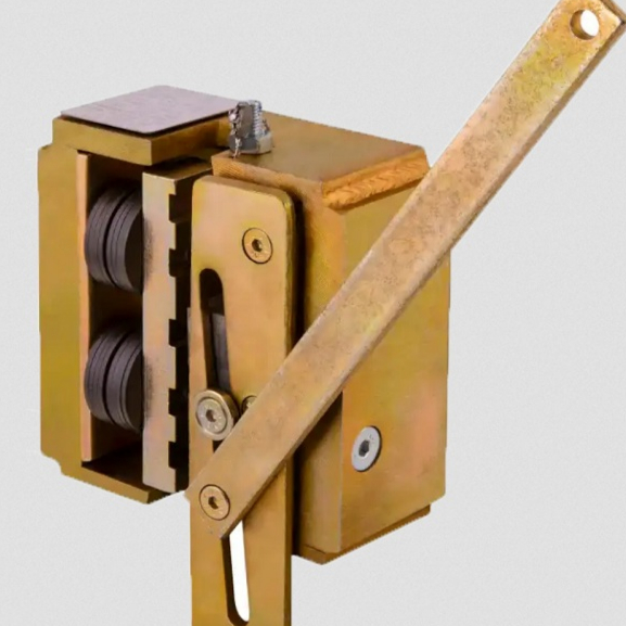پاراشوت هیدرولیک کارسلینگ - ترمز ایمنی پاراشوت در آسانسور
ترمز ایمنی پاراشوت در آسانسور از مکانیزمی تشکیل شده است که بنا به طراحی های از پیش تعیین شده توسط طراح یا مدیر فنی آسانسور توسط نرم افزار لیفت دیزاینر در بالا یا پایین یوک کابین قرار می گیرد. این سیستم از دو فک (ناخن) تشکیل شده است که اگر چنانچه سرعت حرکت کابین درون چا ...